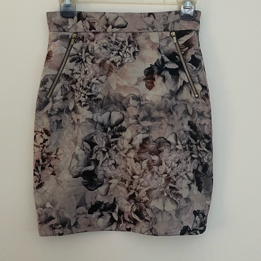 H&M Floral Pencil Skirt - Size 6 - Runs Small